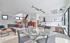 New Modern 1400 Sq Ft Coach House Near Everything